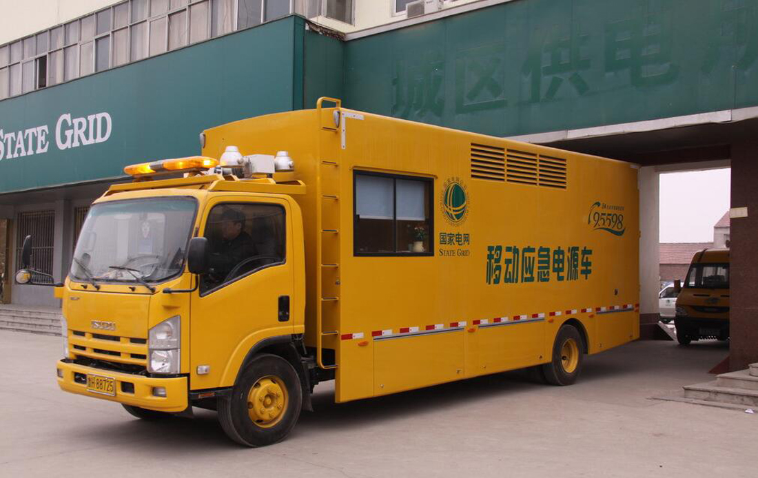扬州两辆移动电源车第一时间赶赴阜宁受灾现场，为灾区人民送电